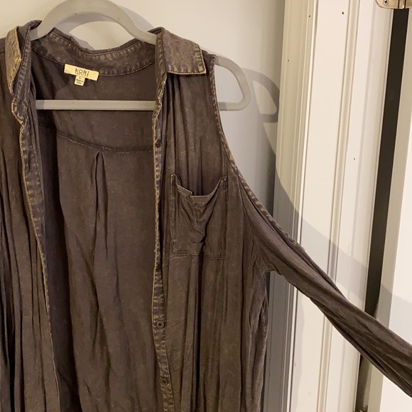 Button down - Picture 3 of 3